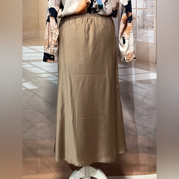 STATUS by‎ CHENAULT Tan pull on satin pleated skirt size L. - Picture 6 of 14